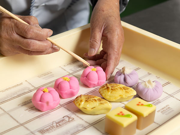 地元で採れた新鮮な卵や季節のフルーツなど