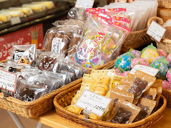 ショーケースに並んだお菓子
