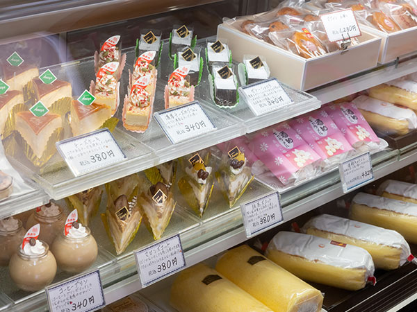 新しいお菓子のアイデアスケッチや試作風景